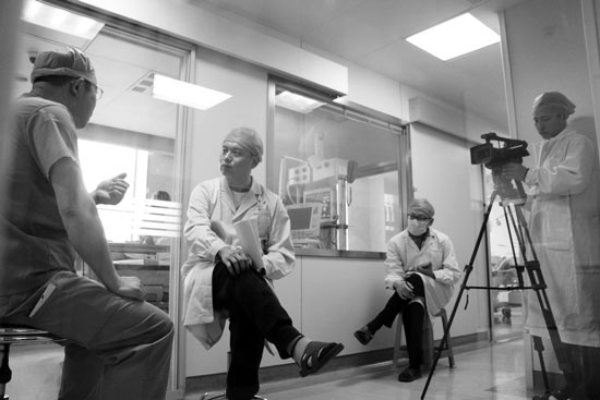 《生死之門——ICU見證實(shí)錄》拍攝現(xiàn)場(chǎng) 《生死之門——ICU見證實(shí)錄》拍攝現(xiàn)場(chǎng)