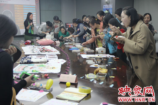 比賽現(xiàn)場(chǎng)熱鬧非凡，各位女神競(jìng)相展示自己的作品