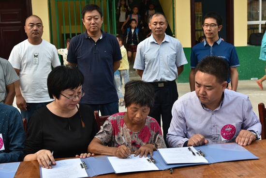 幸福使者、愛心人士與魏學(xué)秀一起簽訂幫扶協(xié)議