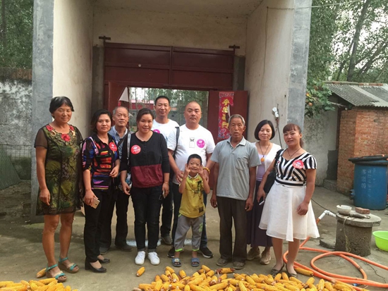 幸福使者、愛心人士與吳國祿一家合影