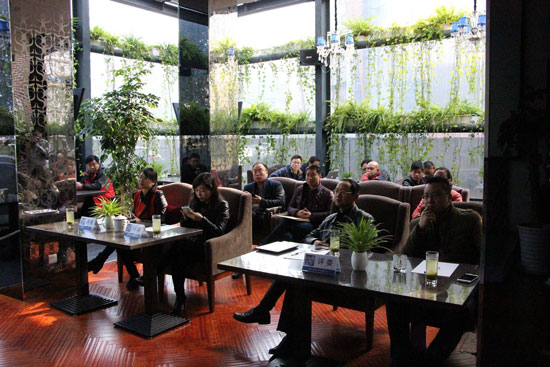 《創(chuàng)業(yè)星工廠》第二季海選現(xiàn)場，評委們認(rèn)真聽取創(chuàng)業(yè)者的項目介紹