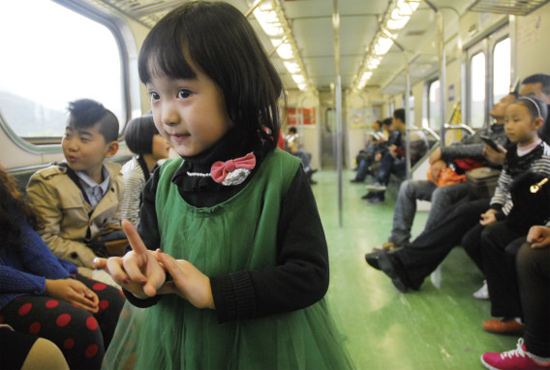 開往花蓮火車上，“戲曲小精靈”張楚怡練嗓