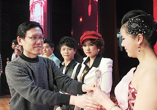 2013年2月1日，《對9當歌》總決賽在鄭州開唱。圖為東方今報副社長胡楊為選手頒獎