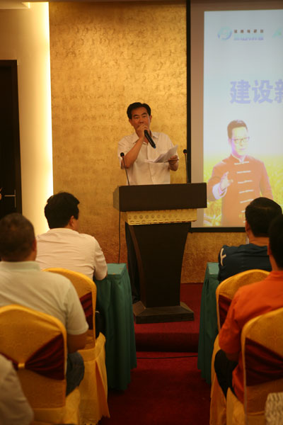 河南電視臺(tái)新農(nóng)村頻道運(yùn)營總監(jiān)劉川正在講話 河南電視臺(tái)新農(nóng)村頻道運(yùn)營總監(jiān)劉川正在講話