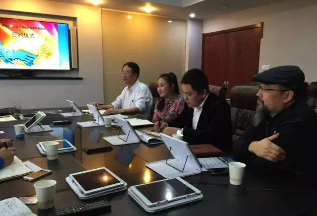 從右至左依次為趙財(cái)神，雅購供銷CEO許濤，農(nóng)團(tuán)聯(lián)盟創(chuàng)始人王婷。