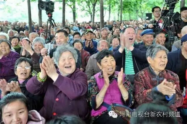 藝術(shù)家賣(mài)力演出，觀(guān)眾高聲叫好