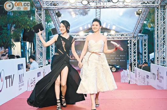 大Ｓ（右）和?。訝渴肿呒t地毯。