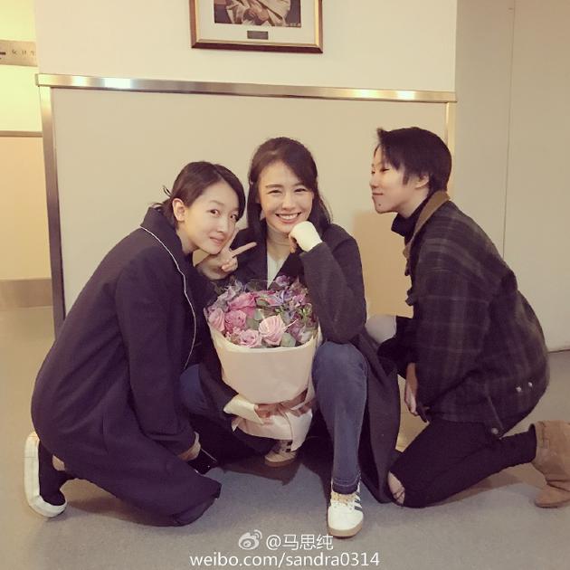 周冬雨竇靖童現(xiàn)身支持馬思純話劇演出 周冬雨竇靖童現(xiàn)身支持馬思純話劇演出