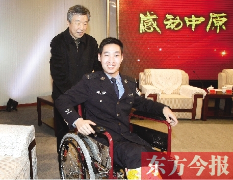 盧展工為李博亞推輪椅