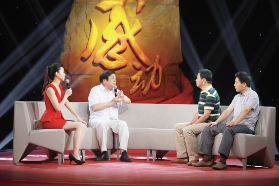 陳鵬軍（右二）和弟弟陳鵬民在節(jié)目現場