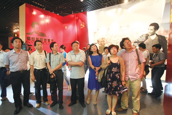 河南電視臺、河南人民廣播電臺、河南省詩歌學會的專家、詩人、記者等數(shù)十人赴蘭考焦裕祿紀念園采風學習