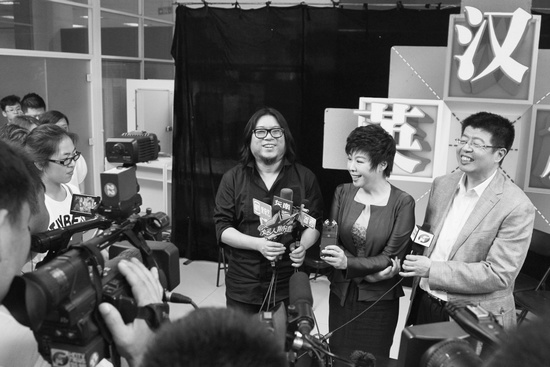 節(jié)目嘉賓高曉松、于丹、張頤武接受采訪