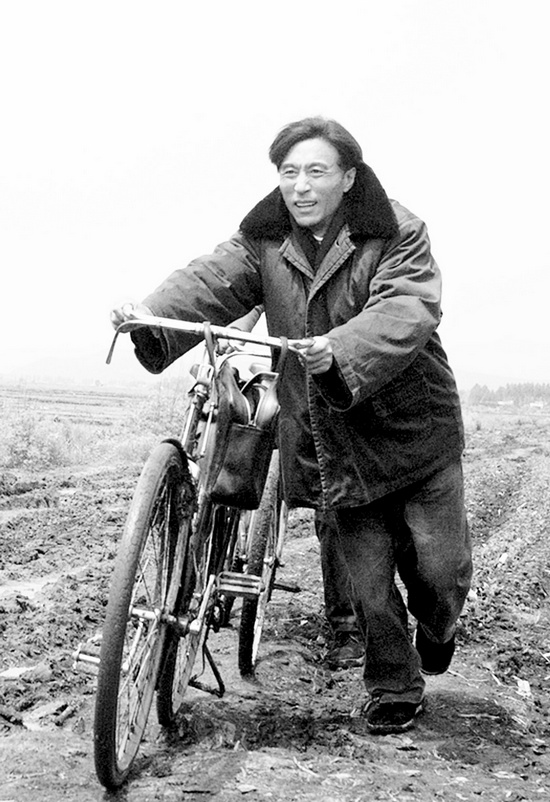 怕乘汽車跑太快聽不見群眾說話，焦裕祿下基層總是靠自行車 《焦裕祿》劇照