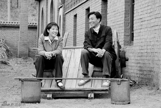 焦裕祿的妻子從縣委伙房借了小半桶水，焦裕祿說(shuō)，這水是炊事員走四五里路擔(dān)來(lái)的，你這算剝削 《電視劇》焦