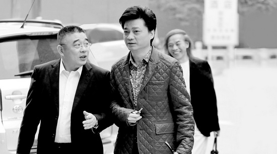 錢文忠（左）、小崔、蔡志忠（后）三位大咖步入錄制現(xiàn)場