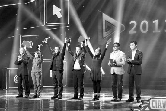 《留言》導演孫曉暉(左三)現(xiàn)場領(lǐng)獎 河南電視臺供圖 《留言》導演孫曉暉(左三)現(xiàn)場領(lǐng)獎 河南電視臺供圖