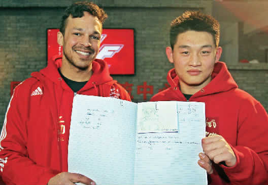 　　約瑟夫手繪了每個(gè)選手的肖像，認(rèn)認(rèn)真真地用字母拼寫出選手的中文名字附注?！翱?，這個(gè)是鄭召玉喲”