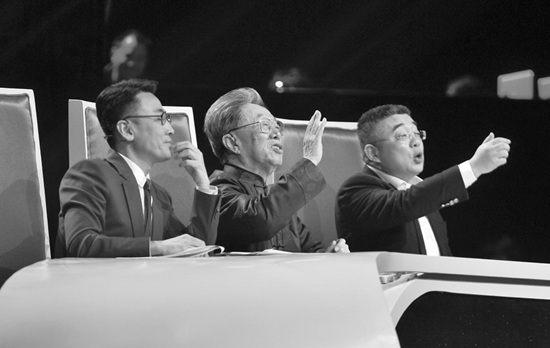 困擾著很多漢語(yǔ)使用者的問(wèn)題，被三位先生以輕松幽默的方式提出來(lái)自嘲后，都令觀眾會(huì)心大笑。