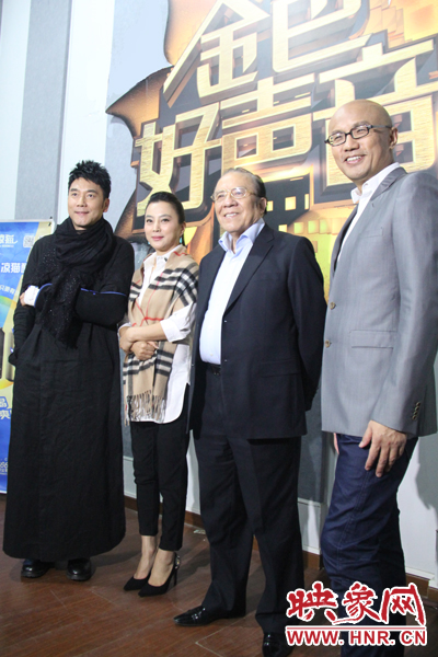 林依輪、李玲玉、楊洪基三位評(píng)委導(dǎo)師以及主持人孫國(guó)慶接受媒體采訪