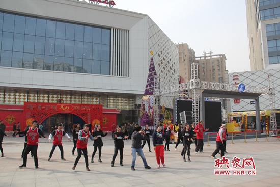 河南衛(wèi)視舉辦的“看大劇，送福利”活動 王志/攝