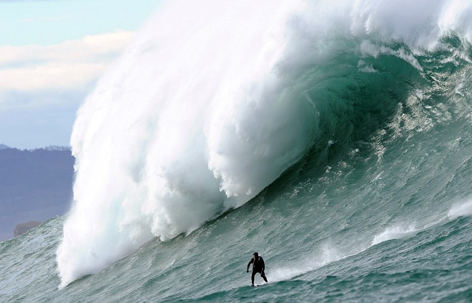與20米高巨浪嬉戲！神勇弄潮兒沖浪場(chǎng)面超震撼