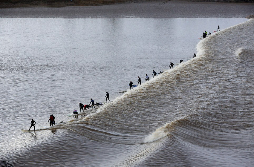 英“弄潮兒”零下20度挑戰(zhàn)2米巨浪 英“弄潮兒”零下20度挑戰(zhàn)2米巨浪
