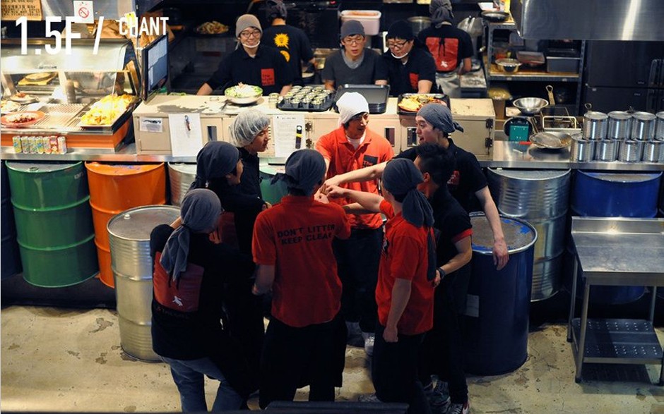 韓國(guó)工廠主題餐廳受熱捧 服務(wù)生吸引女性顧客 韓國(guó)工廠主題餐廳受熱捧 服務(wù)生吸引女性顧客