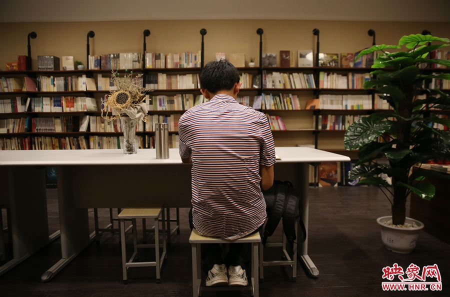 5月23日晚，鄭州一家24小時(shí)（周五、周六）書店?duì)I業(yè)。慕名而來的客人在看書。