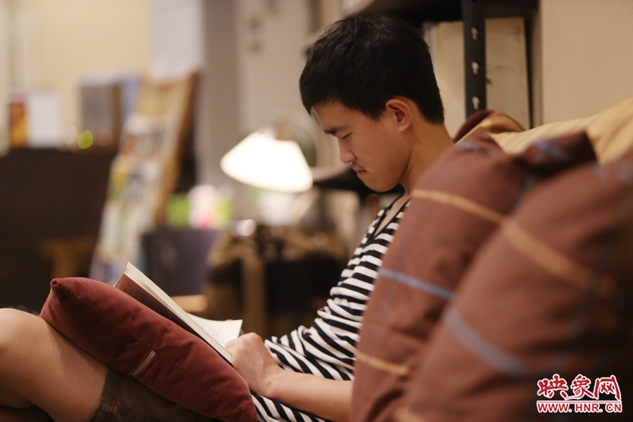 徐浩然，24歲，圖書編輯：在書店看紙質(zhì)書，意境會(huì)更深一些。