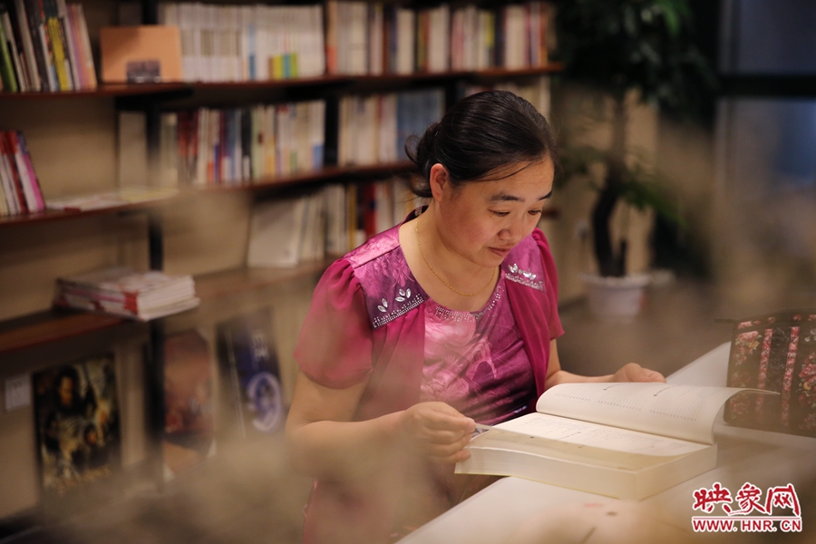 王艷、44歲，某醫(yī)院醫(yī)生：白天沒有時(shí)間，晚上帶小孩來這里培養(yǎng)她們的讀書習(xí)慣。