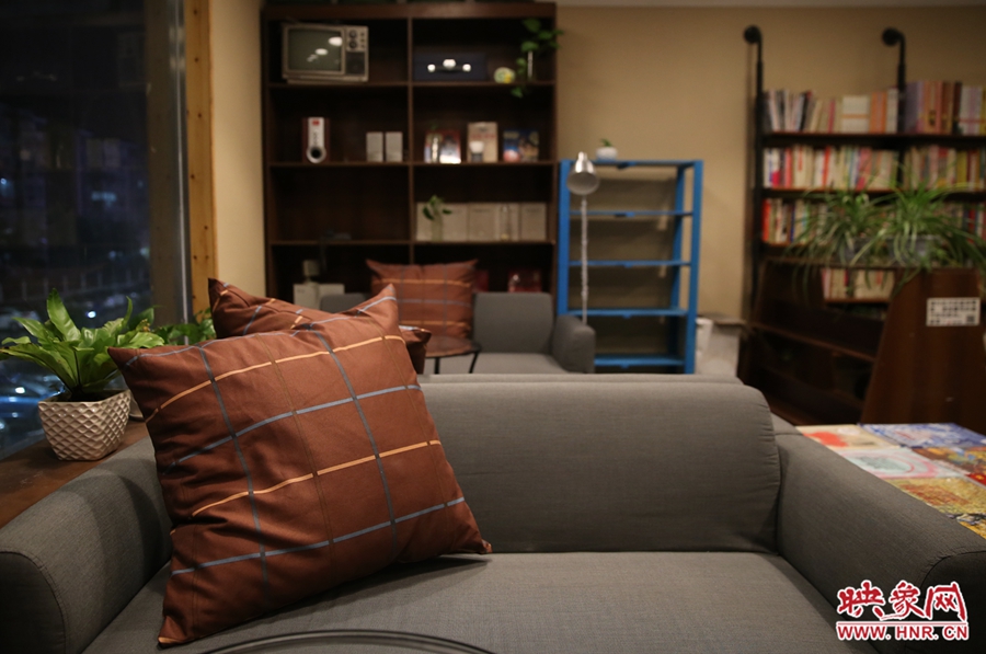 書店內(nèi)的布置非常溫馨，有種家里書屋的感覺。