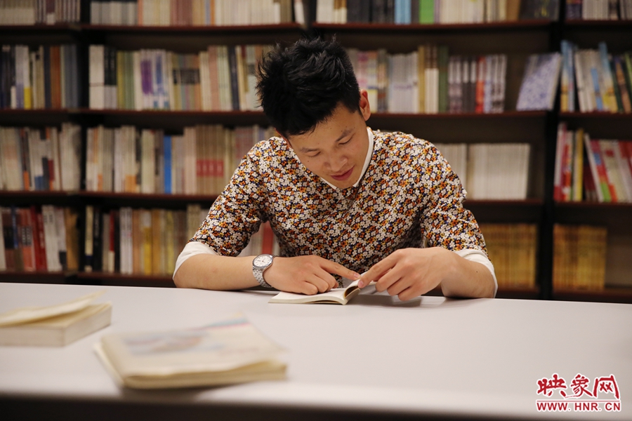 李恒，26歲，私營業(yè)主：喜歡撫摸紙質(zhì)書的感覺。