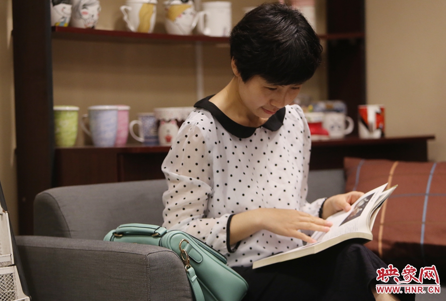 毛韶華，年齡保密，文字工作者：紙質(zhì)書是營養(yǎng)餐，電子書是快餐。