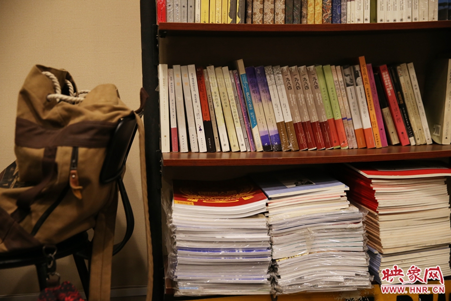 放下背包，捧起一本喜愛的書，生活的另一種方式。