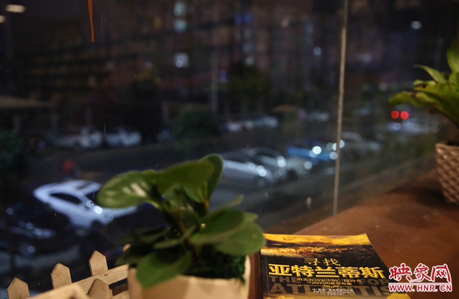 一扇窗，將喧鬧與寧靜分割。