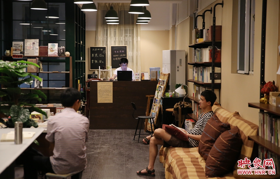 看書的人在相互交流。