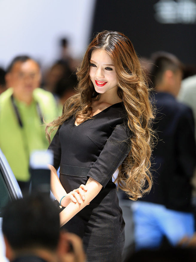 2014成都車展最美車模出爐 酥胸、長腿、美背