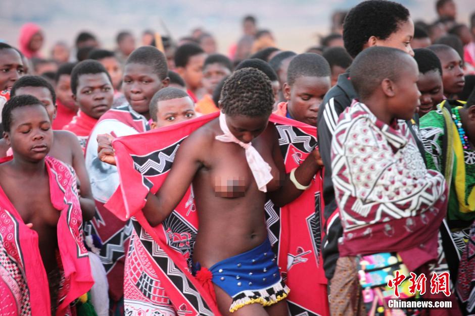 斯威士蘭蘆葦節(jié)開(kāi)選秀女 十萬(wàn)“甄嬛”苦盼國(guó)王垂青 斯威士蘭蘆葦節(jié)開(kāi)選秀女 十萬(wàn)“甄嬛”苦盼國(guó)王垂青