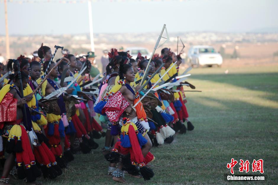 斯威士蘭蘆葦節(jié)開(kāi)選秀女 十萬(wàn)“甄嬛”苦盼國(guó)王垂青 斯威士蘭蘆葦節(jié)開(kāi)選秀女 十萬(wàn)“甄嬛”苦盼國(guó)王垂青