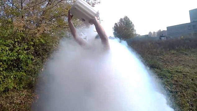 俄科學家用零下195度液氮完成“冰桶挑戰(zhàn)” 俄科學家用零下195度液氮完成“冰桶挑戰(zhàn)”