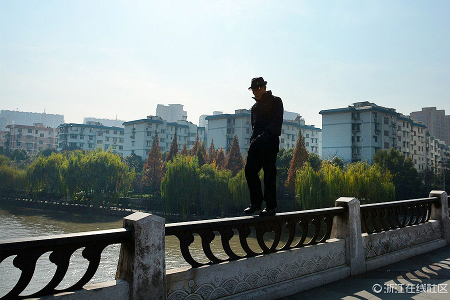 杭州大伯橋欄桿上來(lái)回走嚇到路人