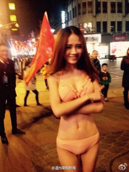 溫州一酒吧開業(yè) 請(qǐng)多名女子當(dāng)街脫衣