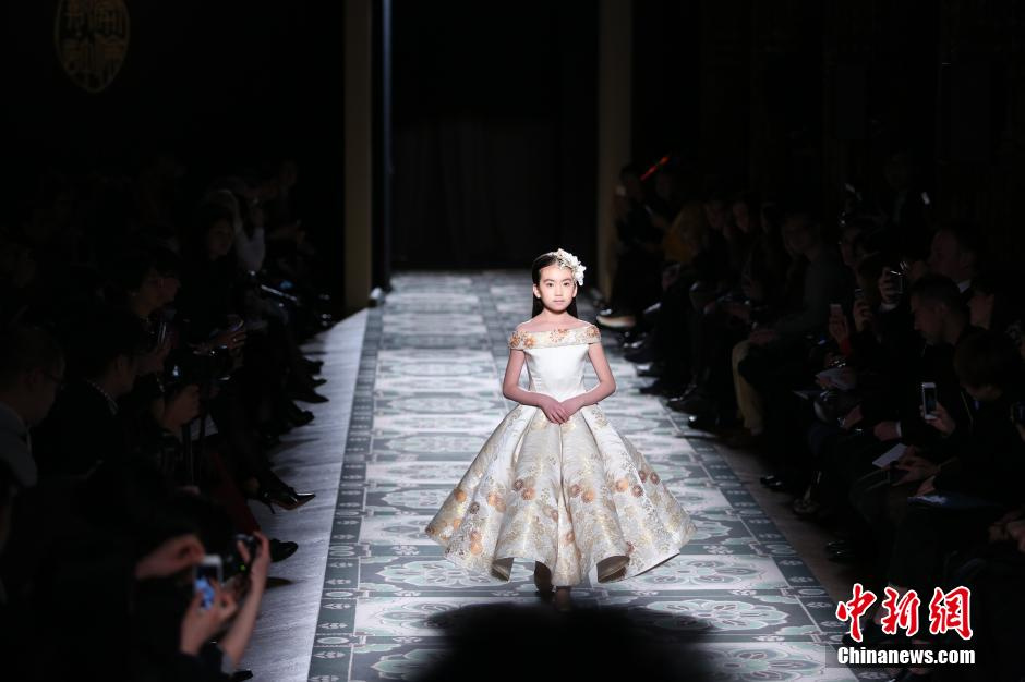 中國九歲女孩繡球巴黎高定時(shí)裝周T臺(tái)走秀
