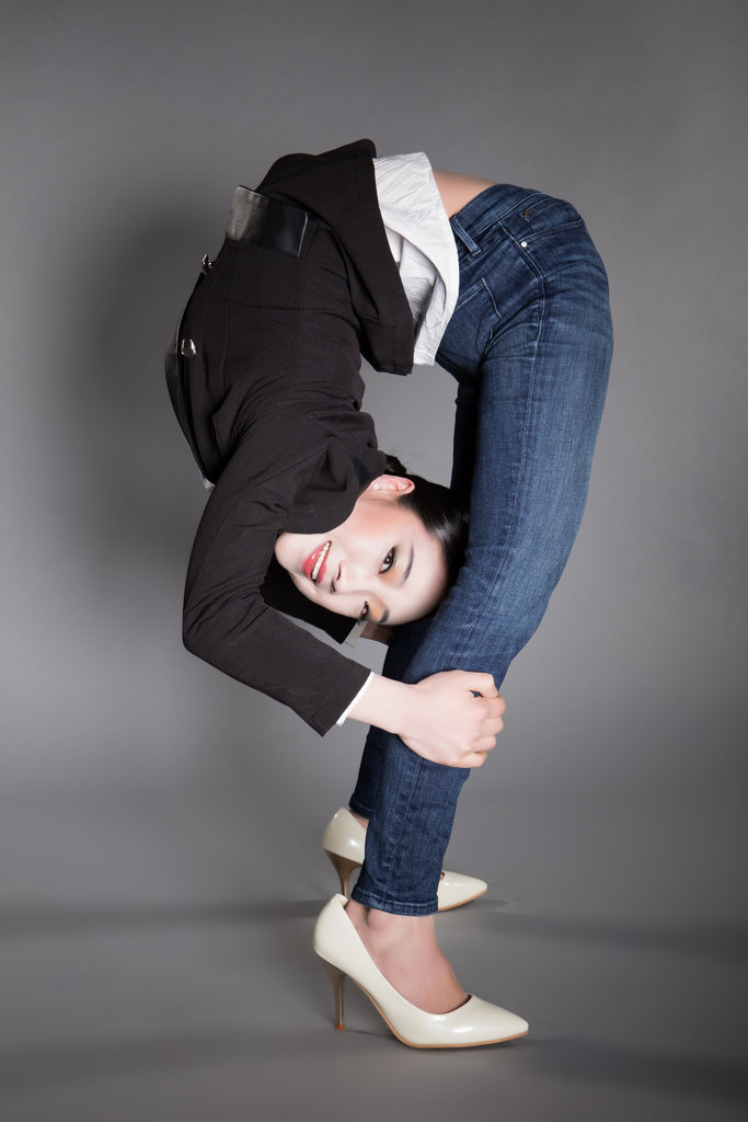 中國(guó)“軟妹子“柔術(shù)折疊身體 中國(guó)“軟妹子“柔術(shù)折疊身體