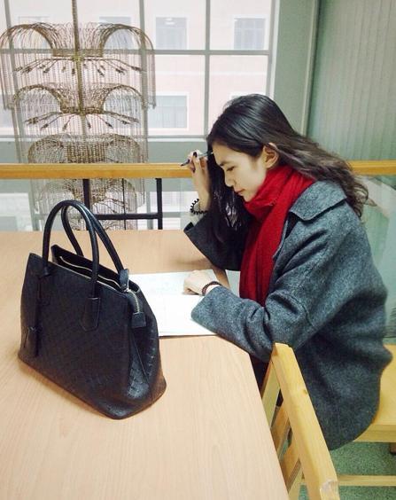 國戲?；ú排畬W(xué)霸 街拍秀修長美腿