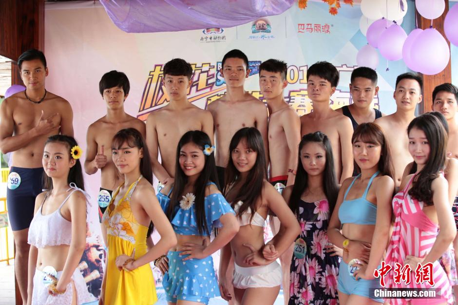 學(xué)生參加?；ㄐ２荽筚?美女穿比基尼秀身材