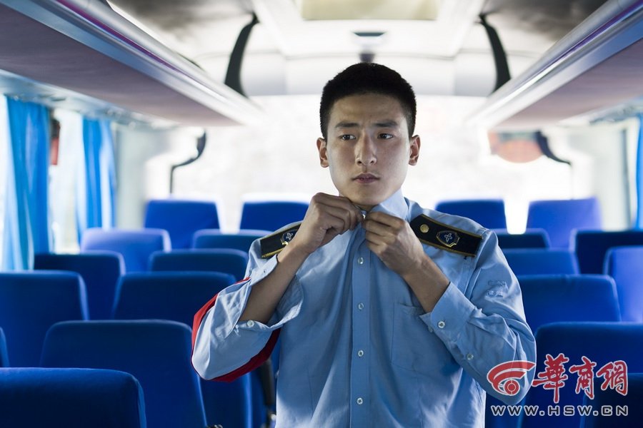 西安一公交車現(xiàn)最帥售票員 顏值爆表走紅網絡