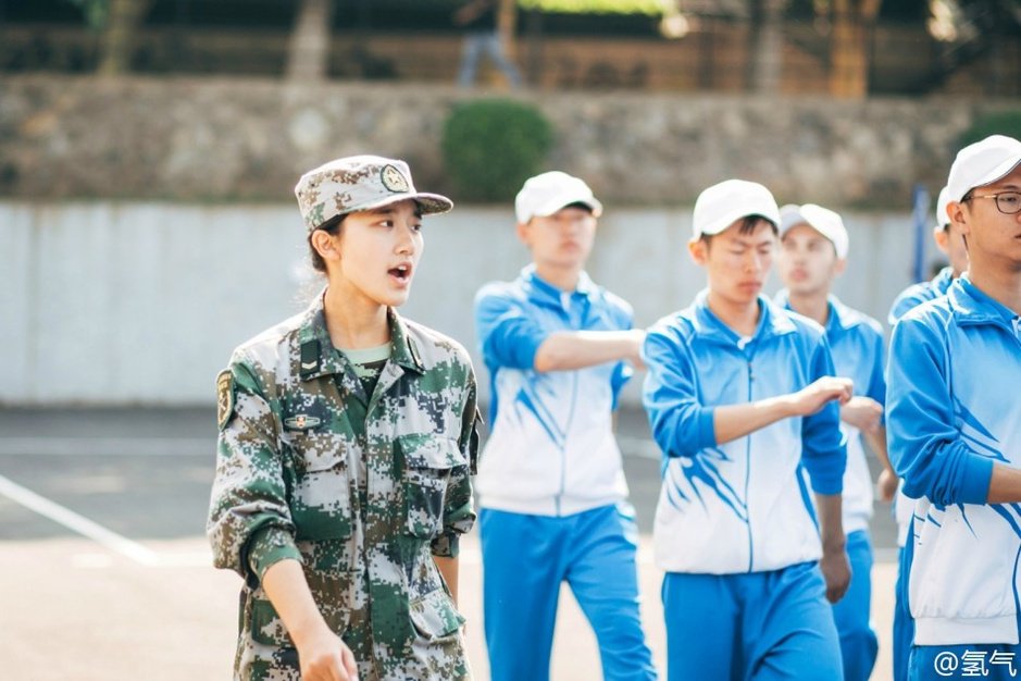 大學(xué)新生軍訓(xùn)再現(xiàn)最美女教官