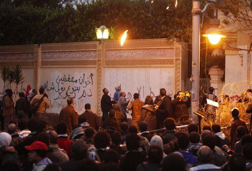 聚集在埃及總統(tǒng)府門(mén)前的示威者們