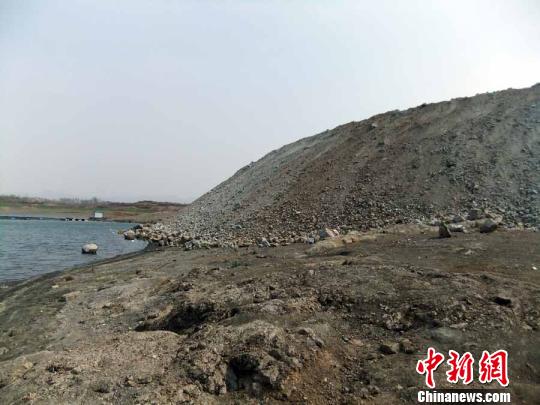 填湖造地，在鴨河水庫非法建設有越演越烈之勢。吳揚　攝